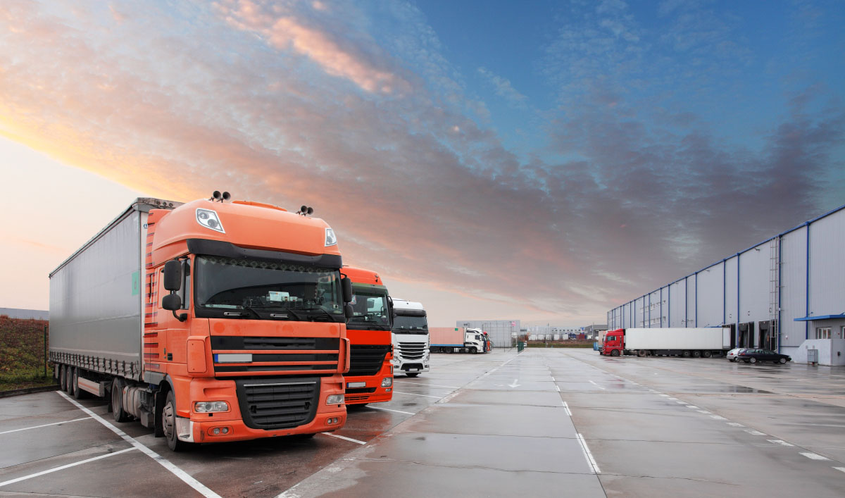 Vrachtwagen in magazijn - Vrachtvervoer